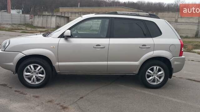 Бежевый Хендай Туксон, объемом двигателя 2 л и пробегом 171 тыс. км за 8750 $, фото 7 на Automoto.ua