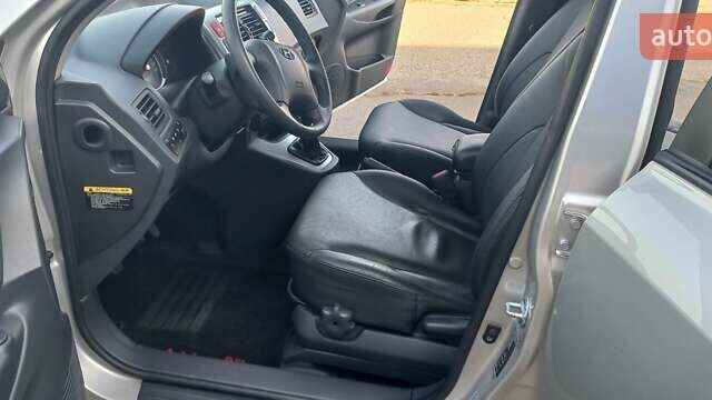 Бежевый Хендай Туксон, объемом двигателя 2 л и пробегом 171 тыс. км за 8750 $, фото 45 на Automoto.ua