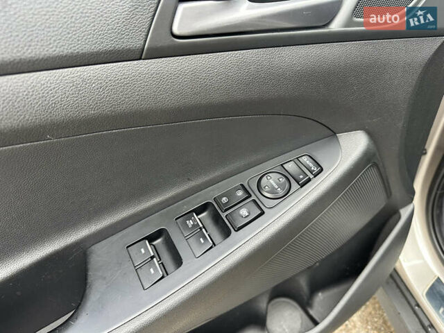 Бежевий Хендай Туксон, об'ємом двигуна 1.59 л та пробігом 170 тис. км за 16500 $, фото 15 на Automoto.ua