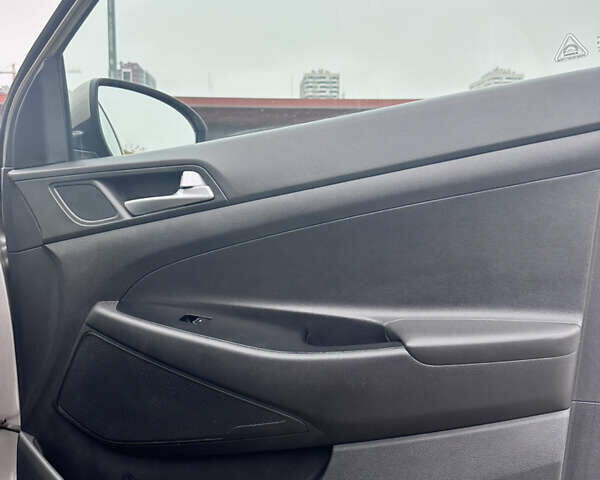 Бежевый Хендай Туксон, объемом двигателя 2 л и пробегом 101 тыс. км за 20700 $, фото 13 на Automoto.ua