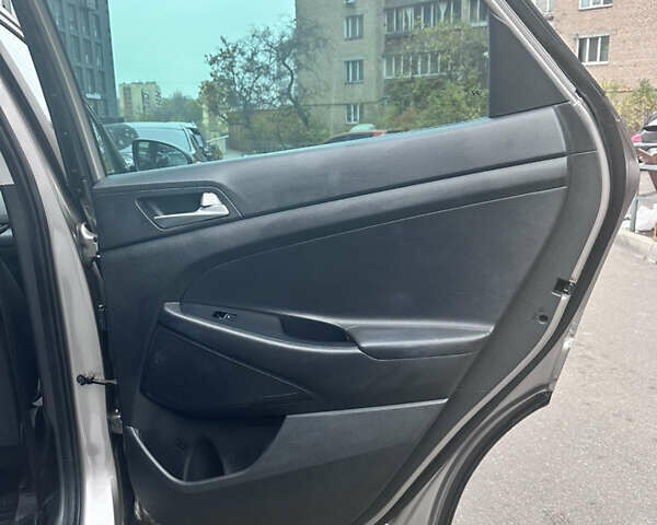 Бежевый Хендай Туксон, объемом двигателя 2 л и пробегом 101 тыс. км за 20700 $, фото 28 на Automoto.ua