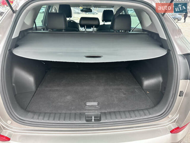 Бежевый Хендай Туксон, объемом двигателя 2 л и пробегом 101 тыс. км за 20700 $, фото 20 на Automoto.ua