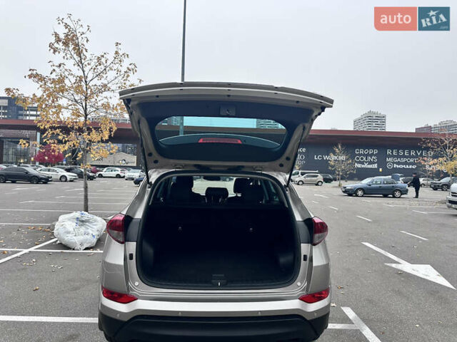 Бежевый Хендай Туксон, объемом двигателя 2 л и пробегом 101 тыс. км за 20700 $, фото 19 на Automoto.ua