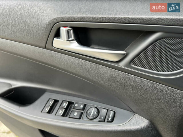 Бежевий Хендай Туксон, об'ємом двигуна 2 л та пробігом 125 тис. км за 19999 $, фото 62 на Automoto.ua