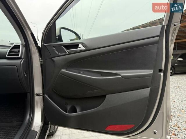 Бежевый Хендай Туксон, объемом двигателя 2 л и пробегом 92 тыс. км за 20900 $, фото 56 на Automoto.ua