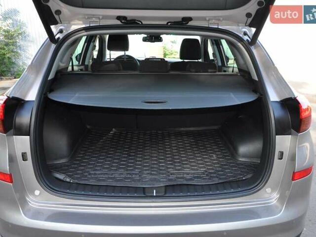 Бежевый Хендай Туксон, объемом двигателя 2 л и пробегом 58 тыс. км за 25000 $, фото 5 на Automoto.ua