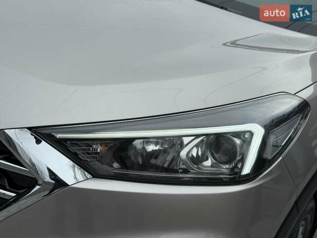 Бежевый Хендай Туксон, объемом двигателя 2 л и пробегом 92 тыс. км за 20900 $, фото 25 на Automoto.ua