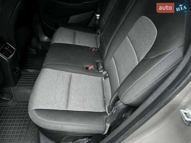 Бежевый Хендай Туксон, объемом двигателя 2 л и пробегом 36 тыс. км за 19400 $, фото 11 на Automoto.ua