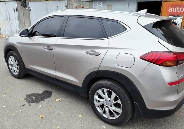 Бежевый Хендай Туксон, объемом двигателя 2 л и пробегом 124 тыс. км за 20600 $, фото 6 на Automoto.ua