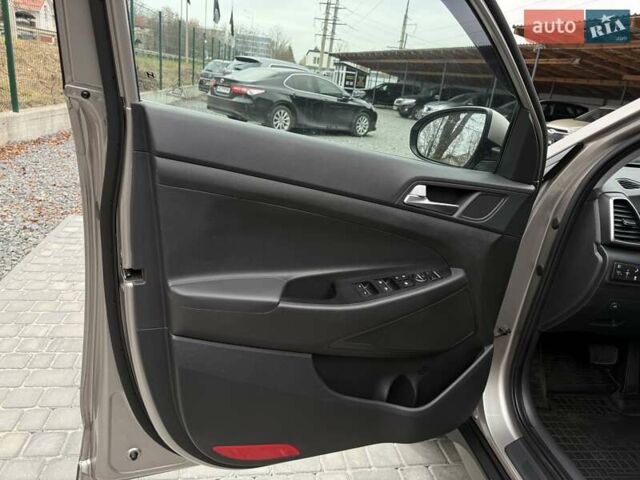 Бежевый Хендай Туксон, объемом двигателя 2 л и пробегом 92 тыс. км за 20900 $, фото 58 на Automoto.ua