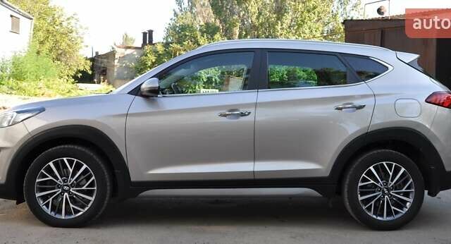Бежевый Хендай Туксон, объемом двигателя 2 л и пробегом 58 тыс. км за 25000 $, фото 2 на Automoto.ua