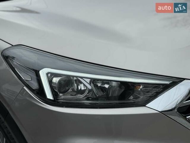 Бежевый Хендай Туксон, объемом двигателя 2 л и пробегом 92 тыс. км за 20900 $, фото 24 на Automoto.ua