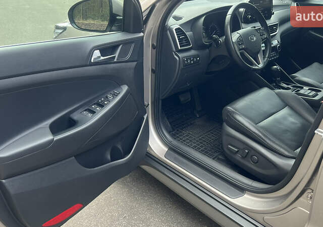 Бежевый Хендай Туксон, объемом двигателя 2 л и пробегом 98 тыс. км за 26700 $, фото 22 на Automoto.ua