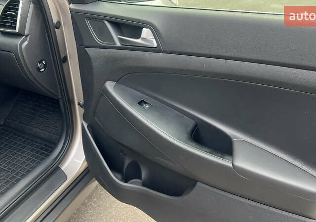 Бежевый Хендай Туксон, объемом двигателя 2 л и пробегом 98 тыс. км за 26700 $, фото 32 на Automoto.ua