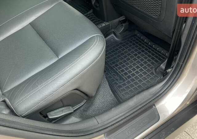 Бежевый Хендай Туксон, объемом двигателя 2 л и пробегом 98 тыс. км за 26700 $, фото 29 на Automoto.ua