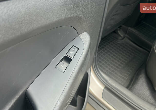 Бежевый Хендай Туксон, объемом двигателя 2 л и пробегом 98 тыс. км за 26700 $, фото 26 на Automoto.ua