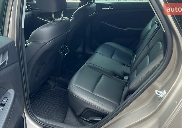 Бежевый Хендай Туксон, объемом двигателя 2 л и пробегом 98 тыс. км за 26700 $, фото 25 на Automoto.ua