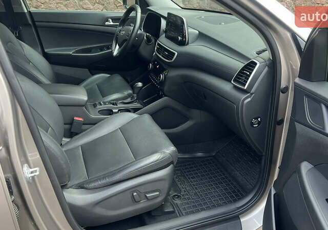 Бежевый Хендай Туксон, объемом двигателя 2 л и пробегом 98 тыс. км за 26700 $, фото 31 на Automoto.ua