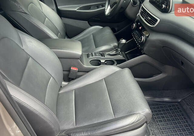 Бежевый Хендай Туксон, объемом двигателя 2 л и пробегом 98 тыс. км за 26700 $, фото 33 на Automoto.ua