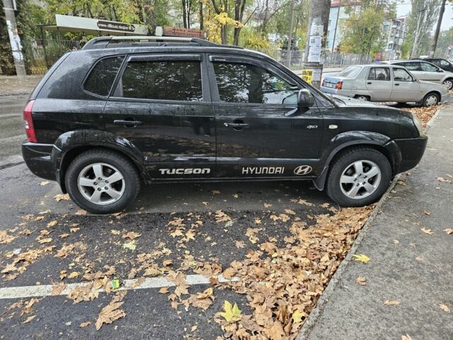 Черный Хендай Туксон, объемом двигателя 2 л и пробегом 250 тыс. км за 4450 $, фото 2 на Automoto.ua