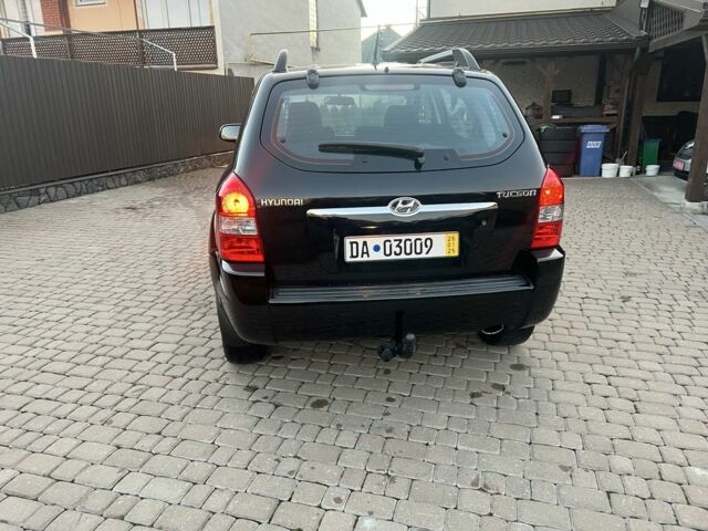 Черный Хендай Туксон, объемом двигателя 2 л и пробегом 276 тыс. км за 6950 $, фото 2 на Automoto.ua
