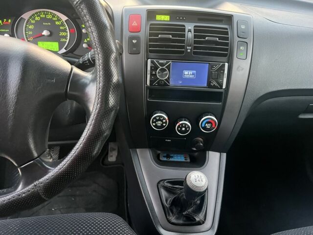 Черный Хендай Туксон, объемом двигателя 2 л и пробегом 276 тыс. км за 6950 $, фото 5 на Automoto.ua