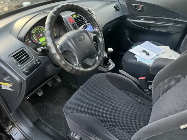 Черный Хендай Туксон, объемом двигателя 2 л и пробегом 276 тыс. км за 6950 $, фото 6 на Automoto.ua