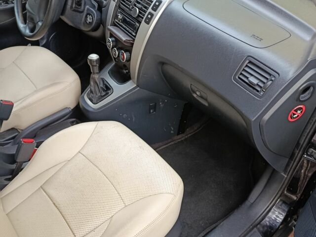 Черный Хендай Туксон, объемом двигателя 2 л и пробегом 320 тыс. км за 7000 $, фото 6 на Automoto.ua