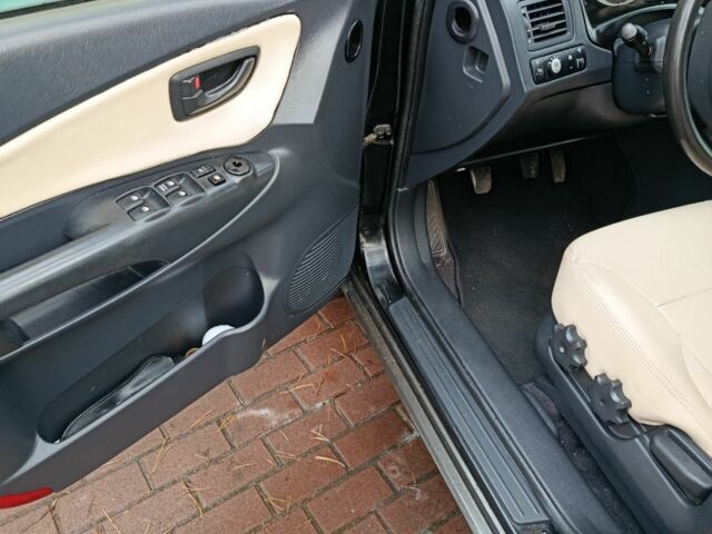 Черный Хендай Туксон, объемом двигателя 2 л и пробегом 320 тыс. км за 7000 $, фото 7 на Automoto.ua