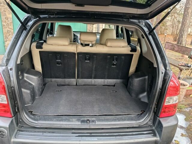 Черный Хендай Туксон, объемом двигателя 2 л и пробегом 320 тыс. км за 7000 $, фото 4 на Automoto.ua