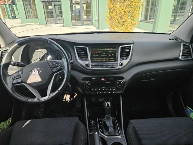 Чорний Хендай Туксон, об'ємом двигуна 2 л та пробігом 187 тис. км за 17000 $, фото 7 на Automoto.ua