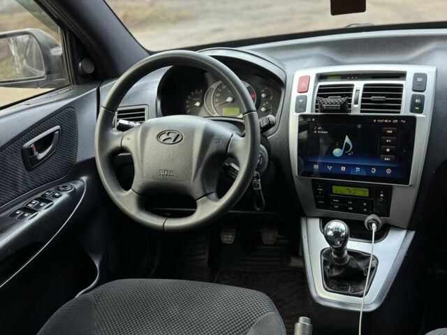 Черный Хендай Туксон, объемом двигателя 2 л и пробегом 211 тыс. км за 8900 $, фото 11 на Automoto.ua