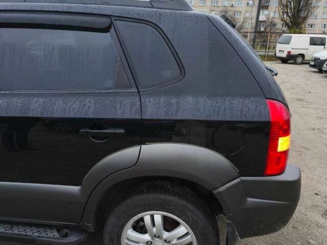 Черный Хендай Туксон, объемом двигателя 2 л и пробегом 180 тыс. км за 8300 $, фото 3 на Automoto.ua