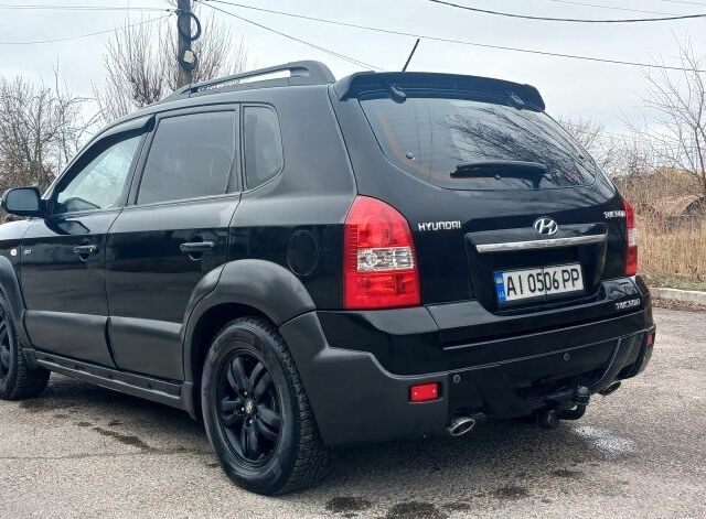Черный Хендай Туксон, объемом двигателя 2 л и пробегом 191 тыс. км за 8300 $, фото 3 на Automoto.ua