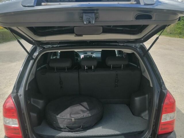 Чорний Хендай Туксон, об'ємом двигуна 2 л та пробігом 257 тис. км за 8900 $, фото 7 на Automoto.ua