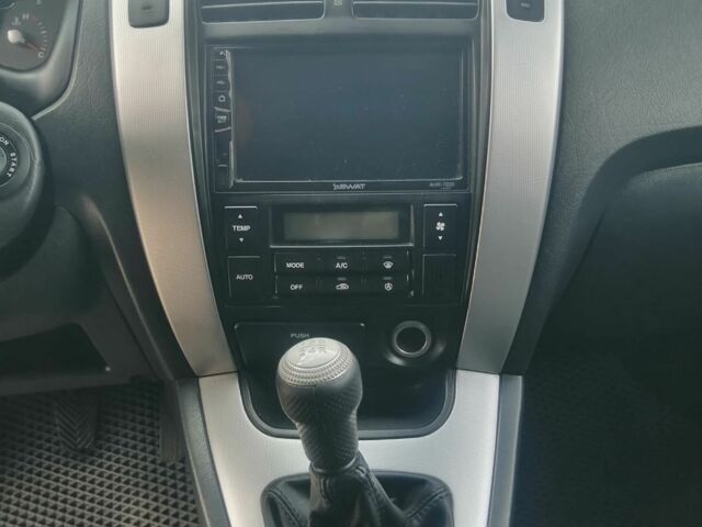 Чорний Хендай Туксон, об'ємом двигуна 2 л та пробігом 257 тис. км за 8900 $, фото 5 на Automoto.ua