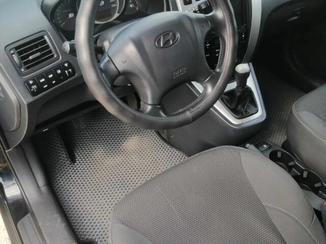 Чорний Хендай Туксон, об'ємом двигуна 2 л та пробігом 257 тис. км за 8900 $, фото 4 на Automoto.ua