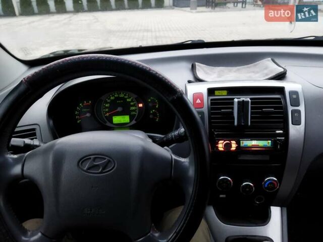 Черный Хендай Туксон, объемом двигателя 1.99 л и пробегом 204 тыс. км за 6100 $, фото 44 на Automoto.ua