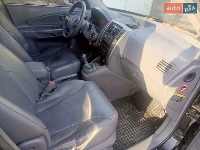 Черный Хендай Туксон, объемом двигателя 1.99 л и пробегом 302 тыс. км за 6300 $, фото 3 на Automoto.ua