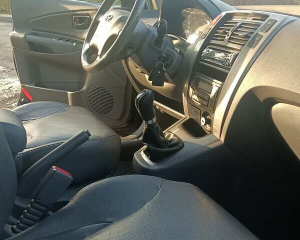 Черный Хендай Туксон, объемом двигателя 2 л и пробегом 236 тыс. км за 6000 $, фото 18 на Automoto.ua