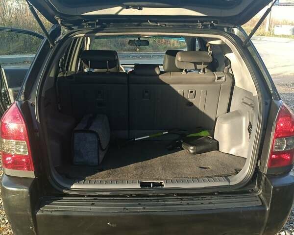 Черный Хендай Туксон, объемом двигателя 2 л и пробегом 236 тыс. км за 6000 $, фото 16 на Automoto.ua