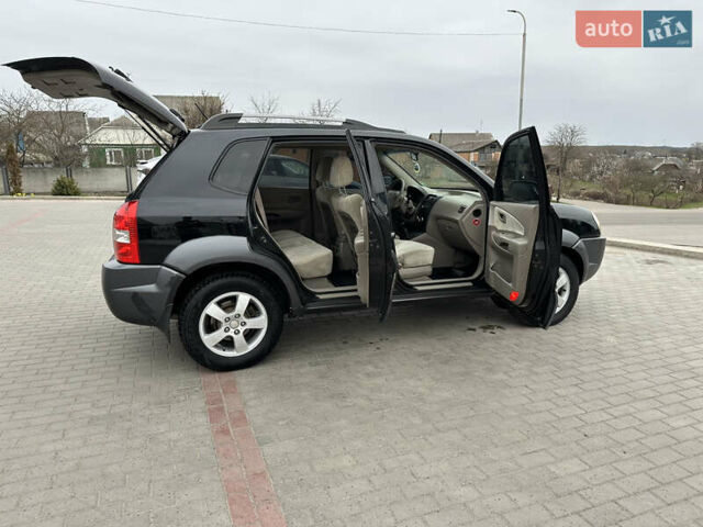 Чорний Хендай Туксон, об'ємом двигуна 2 л та пробігом 317 тис. км за 6100 $, фото 2 на Automoto.ua