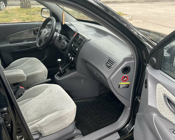 Черный Хендай Туксон, объемом двигателя 2 л и пробегом 280 тыс. км за 3250 $, фото 7 на Automoto.ua