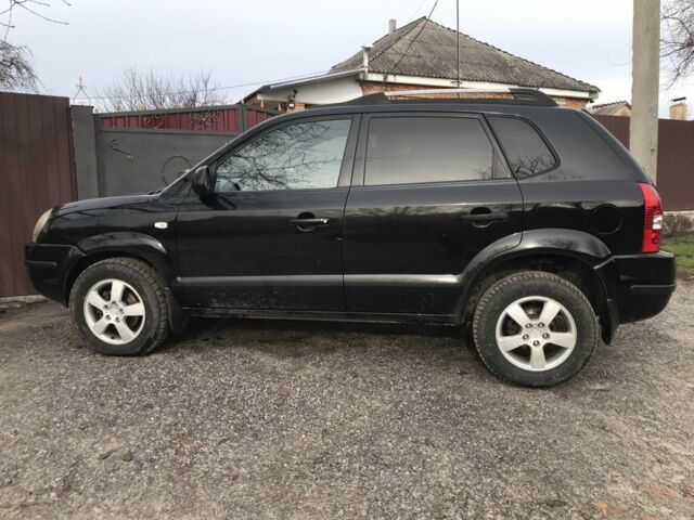 Чорний Хендай Туксон, об'ємом двигуна 2 л та пробігом 270 тис. км за 5850 $, фото 4 на Automoto.ua