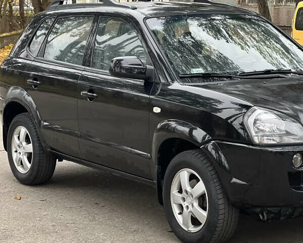 Черный Хендай Туксон, объемом двигателя 2 л и пробегом 280 тыс. км за 3250 $, фото 1 на Automoto.ua
