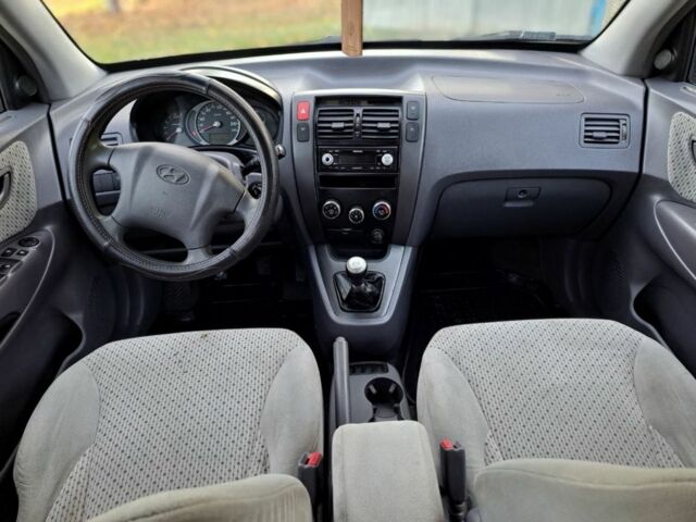 Черный Хендай Туксон, объемом двигателя 2 л и пробегом 280 тыс. км за 3250 $, фото 3 на Automoto.ua