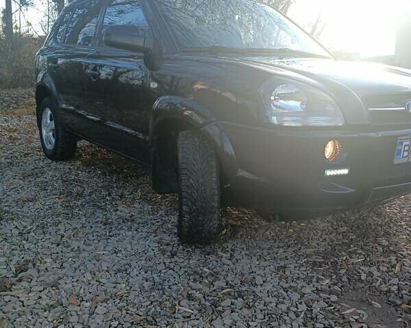 Черный Хендай Туксон, объемом двигателя 2 л и пробегом 236 тыс. км за 6000 $, фото 3 на Automoto.ua