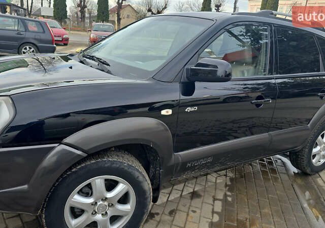 Черный Хендай Туксон, объемом двигателя 2 л и пробегом 217 тыс. км за 7552 $, фото 4 на Automoto.ua