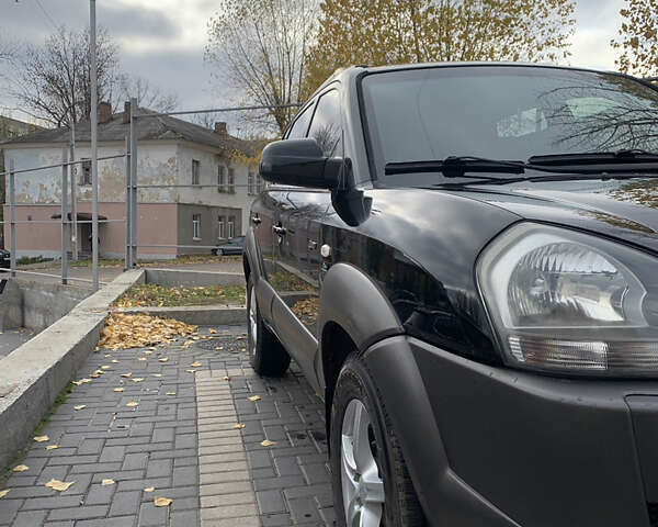 Черный Хендай Туксон, объемом двигателя 2 л и пробегом 219 тыс. км за 8400 $, фото 1 на Automoto.ua