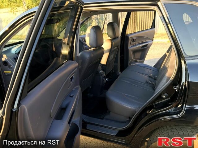 Черный Хендай Туксон, объемом двигателя 2 л и пробегом 253 тыс. км за 7600 $, фото 7 на Automoto.ua